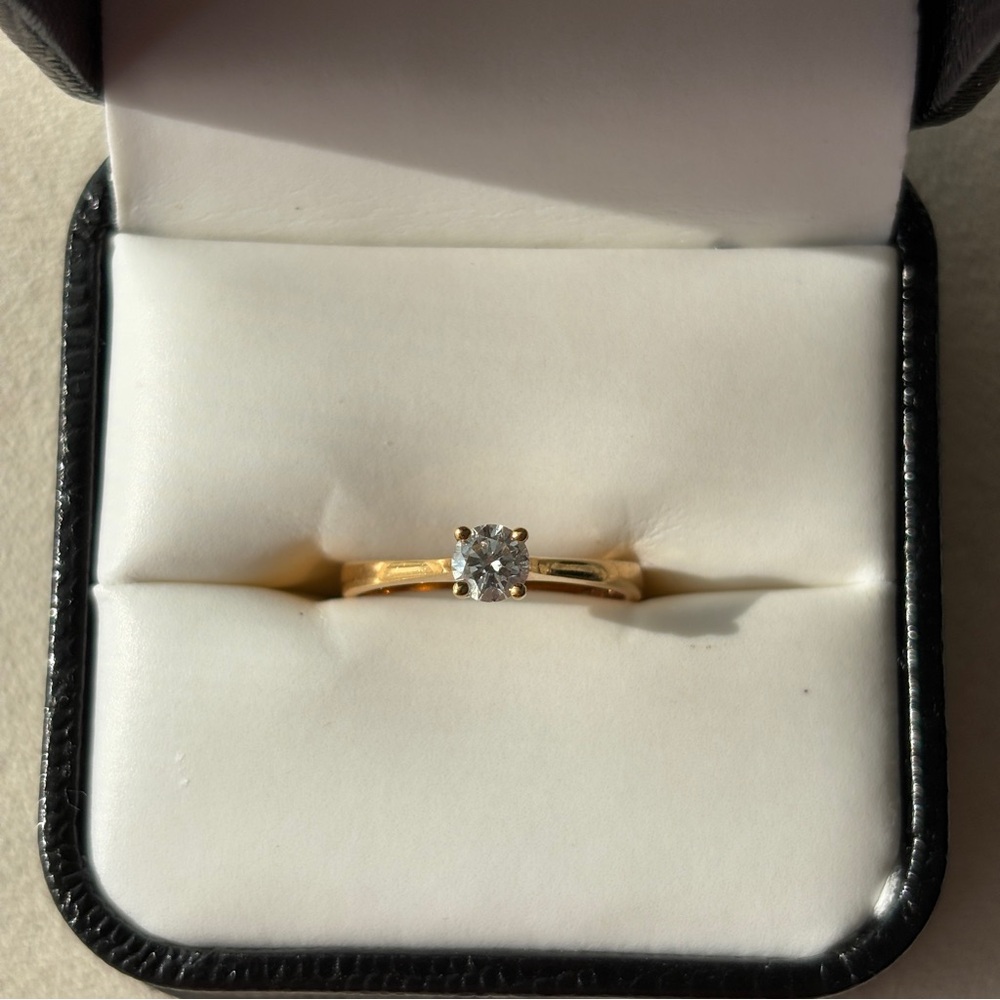 Authentic Damas 18K Yellow Gold Solitaire Genuine Diamond Ring
